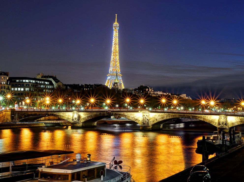 PHOTO: Eiffel Tower in Paris at night seen from Pont Alexandre III.
